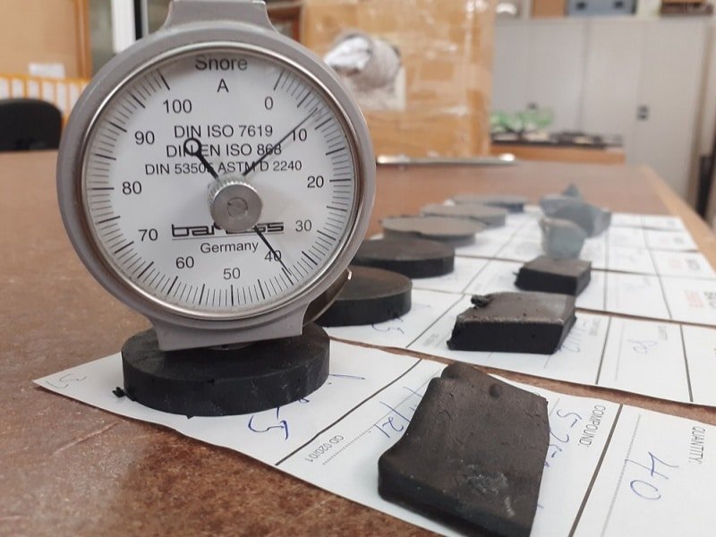 Measuring rubber hardness with a Shore A durometer