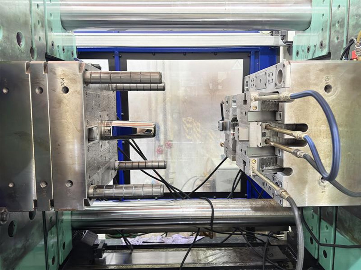 Large Parts Injection Molding: Equipment, Technology, and Manufacturer Selection Guide 1 Two-platen injection molding machine